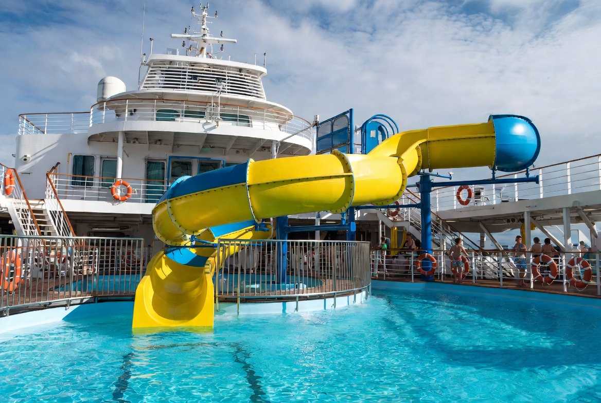Zone aquatique et toboggan à bord du MSC World Europa